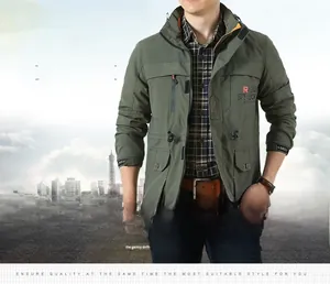 Detailansicht der olivgrünen Outdoorjacke mit praktischen Taschen und Stehkragen-Design