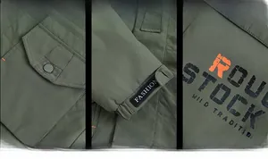 Detailansicht der armeegrünen Outdoor-Jacke mit Cargotaschen und Klettverschluss