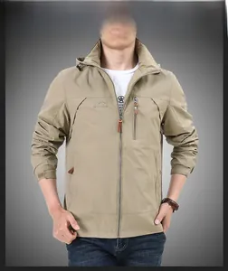 Detailansicht der khakifarbenen Outdoor-Kapuzenjacke mit Reißverschlüssen und Stickerei