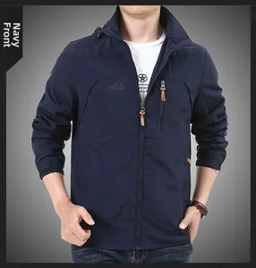 Detail der dunkelblauen Outdoor-Jacke mit wasserdichtem Reißverschluss und Berglogo