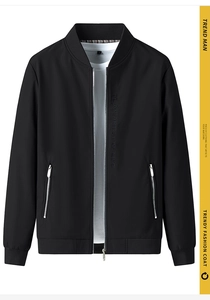 Detail einer schwarzen Stehkragenjacke mit BE AN ARTIST OF LIFE Brustbestickung