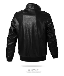 Dettaglio del retro della giacca da uomo in pelle PU nera con orlo a coste e colletto