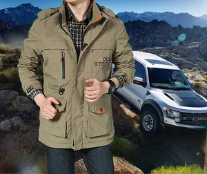 Nahaufnahme der Militärjacke mit orangefarbener Reißverschlusstasche und Bestickung