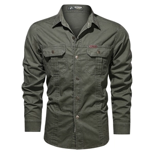 Détail des poches et du marquage sur cette chemise cargo en coton vert militaire
