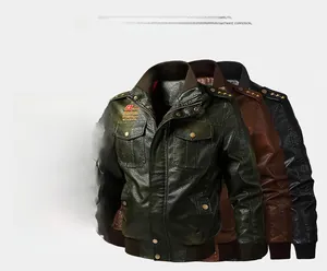 Dettaglio di una giacca militare vintage in pelle PU con spalline e ricamo dell'esercito