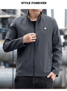 Dettaglio della giacca grigia con collo alto con testo Hybrid Running e stemma badge