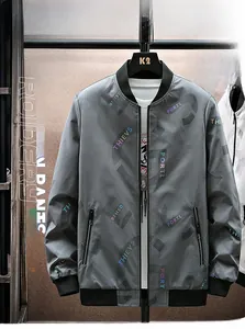 Detail der grauen Freizeitjacke mit schwarzem Rippkragen und buntem Buchstabendruck