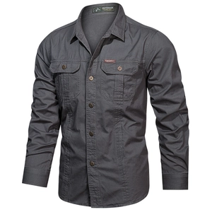 Vue détaillée de la chemise cargo en coton gris foncé avec deux poches et étiquette outdoor