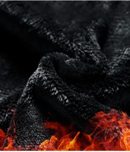 Makroaufnahme von dickem schwarzem Fleece-Innenfutter mit weicher Textur und Wärmeschutz