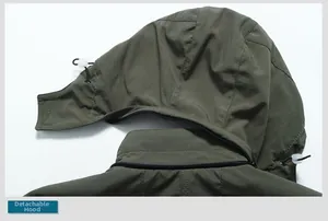 Detail der abnehmbaren Kapuze mit verstellbarem Kordelzug an einer grünen Outdoorjacke
