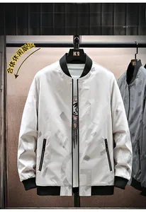 Detail der beigen Eisseidenjacke mit grauen Buchstabendrucken und schwarzen Rippbündchen