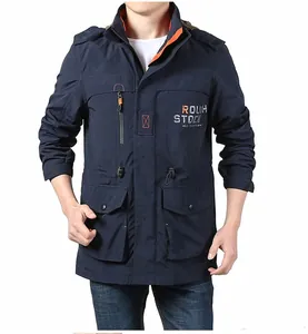 Detail der dunkelblauen Outdoor-Cargo-Jacke mit orangefarbenen Nähten und Logo-Print
