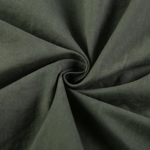 Vue macro du sergé de coton vert olive montrant la texture douce et les détails