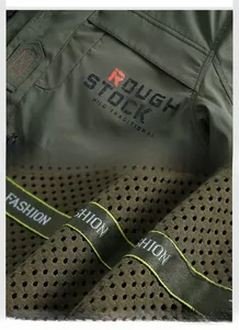 Detail der armee-grünen Jacke mit ROUGH STOCK Logo und atmungsaktivem Mesh-Futterstoff