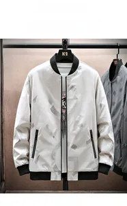 Detail der khakifarbenen Jacke mit schwarzem Rippkragen und Allover-Monogramm-Druck