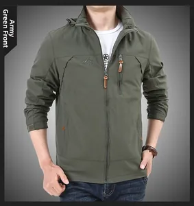 Nahaufnahme der militärgrünen Outdoor-Jacke mit Reißverschlusstasche und Outdoor-Logo