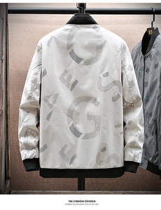 Detail der weißen Bomberjacke mit schwarzem Rippkragen und Streetstyle-Typografie-Druck