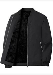 Detailaufnahme der schwarzen Bomberjacke mit dickem Fleecefutter und Stickerei