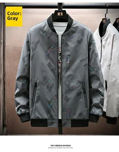 Detail der grauen Herren-Bomberjacke mit schillernden Buchstabendrucken und Rippbündchen