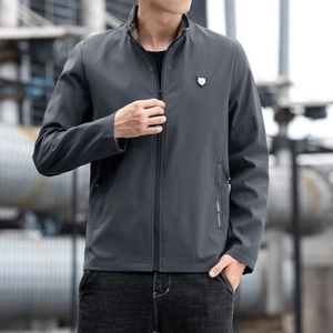 Giacca casual grigia da uomo con colletto a lupetto, badge ibrido e chiusura a zip