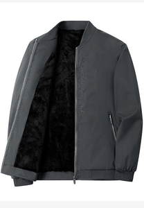 Details einer dunkelgrauen Bomberjacke mit dickem Fleecefutter und Stickerei auf der Brust