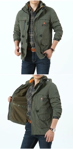 Detailansicht der militärgrünen Jacke mit braunem Netzfutter und orangefarbenen Akzenten