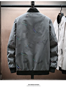Detailaufnahme der grauen Herrenjacke mit Buchstabendruck und dicken Rippbündchen