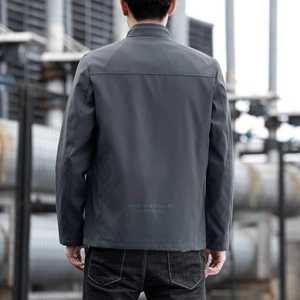 Giacca casual da uomo grigia con collo alto e stampa di lettere sul retro in stile outdoor