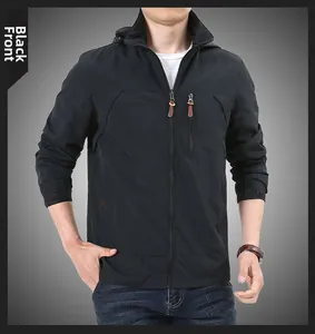 Detail der schwarzen Outdoorjacke mit wasserdichter Kapuze und Brusttasche mit Zipper
