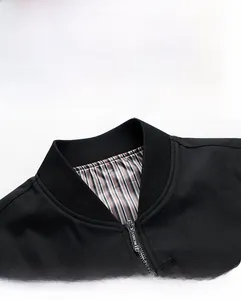 Detailansicht der Herrenjacke mit klassischem Baseballkragen und Metallreißverschluss