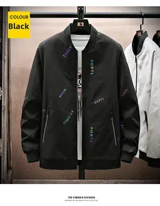 Nahaufnahme der schwarzen Bomberjacke mit Rippkragen und Buchstaben-Druck