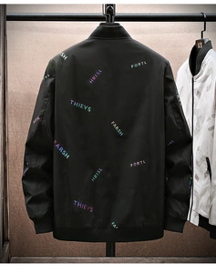 Detailansicht der Rückseite einer schwarzen Bomberjacke mit buntem Regenbogen-Textdruck