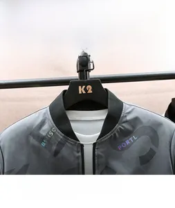 Detail der grauen Bomberjacke für Herren mit schwarzem Rippkragen und auffälligem Grafikdruck