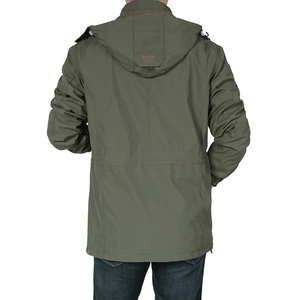 Herren Outdoor-Windjacke in Armeegrün, Rückansicht mit Kordelzugkapuze und Taillendetails