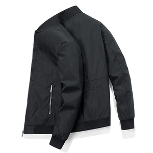 Herren-Jacke in Schwarz mit Baseball-Kragen, Bruststickerei und Rippbündchen auf Weiß