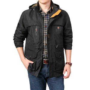 Veste à capuche extérieure pour hommes en noir avec doublure orange et poches cargo