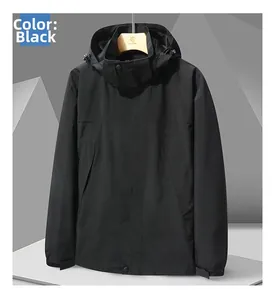 Détails de la veste d'extérieur noire avec poignets velcro et rabat coupe-vent à boutons