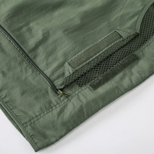 Détail de gilet extérieur vert armée avec fermeture éclair et doublure en maille