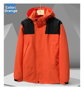 Détail de la veste outdoor imperméable orange et noire avec capuche et col coupe-vent