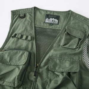 Vue détaillée du gilet de pêche vert militaire avec doublure en maille et multi-poches