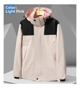 Détail de la capuche coupe-vent et du panneau contrasté sur une veste d'extérieur rose