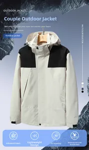 Détail de la veste d'extérieur imperméable avec capuche et tissu technique fonctionnel