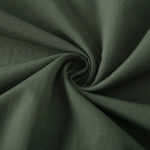 Vue macro détaillée de la texture du tissu sergé vert foncé et du tissage de la veste