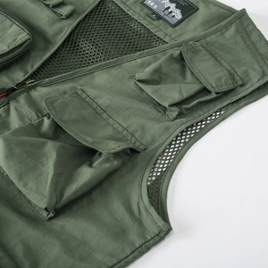 Détail du gilet de pêche vert armée avec maille respirante noire et poches utilitaires