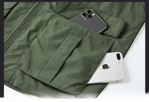 Détail du gilet cargo vert armée montrant une poche à rabat profonde et un tissu durable