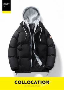 Detail der Winterstiefeljacke mit grauer Kapuze und winddichtem schwarzem Stoffgewebe