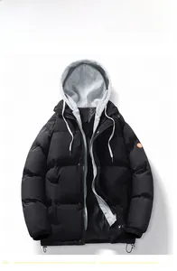 Detailansicht der schwarzen Winterjacke mit orangefarbenem Abzeichen und grauer Kapuze