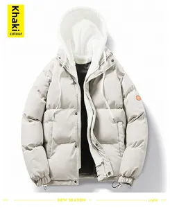 Detailansicht der khakifarbenen Winterjacke mit doppeltem Verschluss und Logo