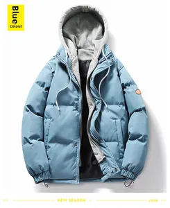 Detailaufnahme der blauen Herren-Winterjacke mit Kapuzendesign und Aufnäher am Ärmel