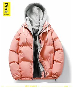 Detail der rosa Herren-Winterjacke mit grauem Kontrastfutter und Ärmelabzeichen